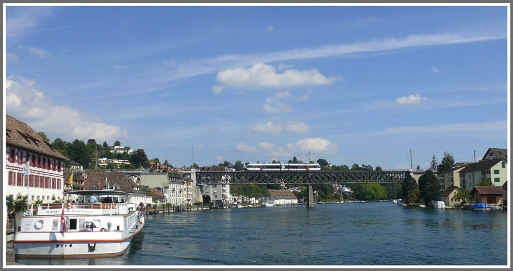 S3 RABe 526 berquert das Viadukt von Feuerthalen, whrenddem das Schiff nach Kreuzlingen an der Schifflnde Schaffhausen auf Passagiere wartet. (03.09.2010)