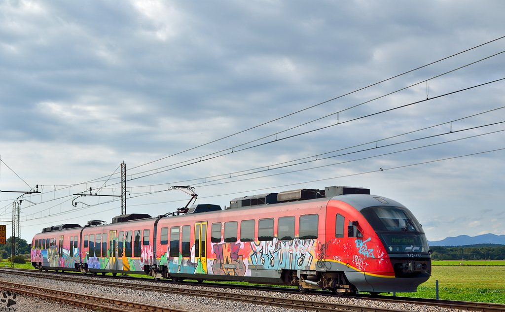 S312-135 fhrt durch Pragersko Richtung Maribor Hauptbahnhof. /5.10.2012