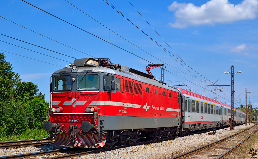 S342-022 zieht EC151 'Emona' durch Pragersko Richtung Ljubljana. /17.8.2012