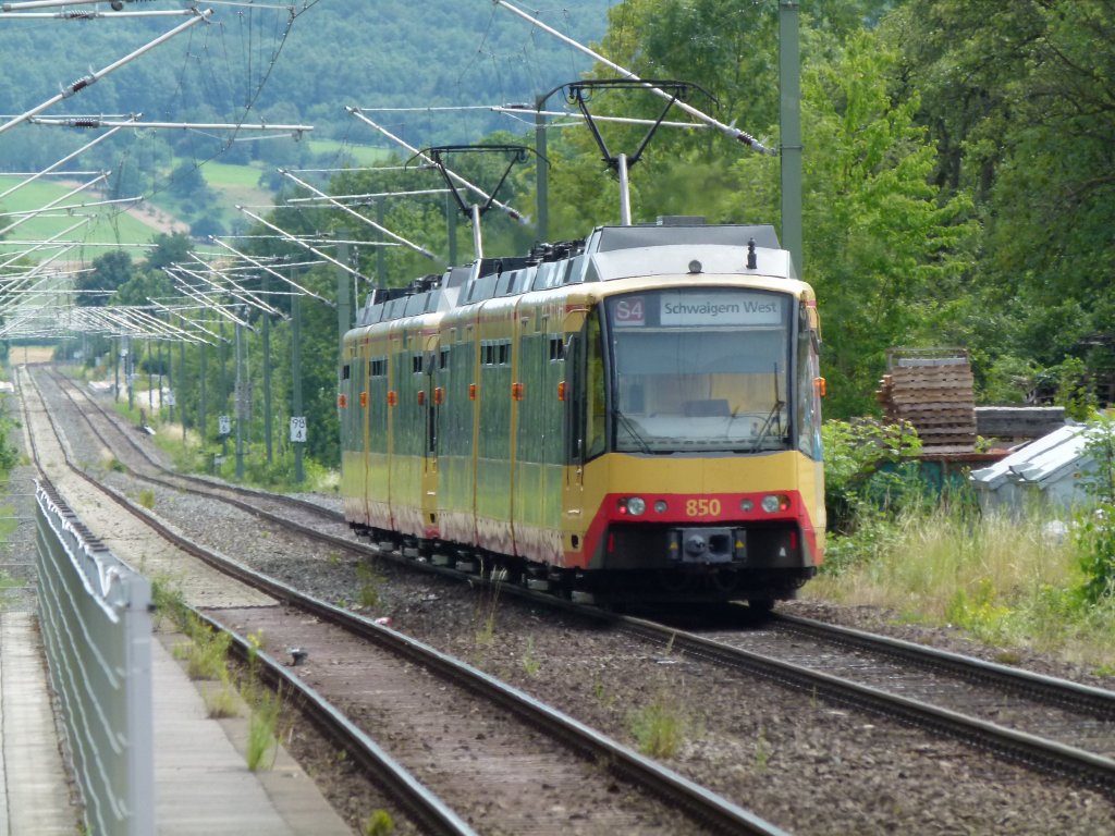 S4 der AVG mit der Nummer 850 fhrt gerade aus dem ehemaligen Bahnhof, heutigen Hp Bretzfeld. Das Bild machte ich am 19.7.2011 vom Bahnsteig Gleis 2.