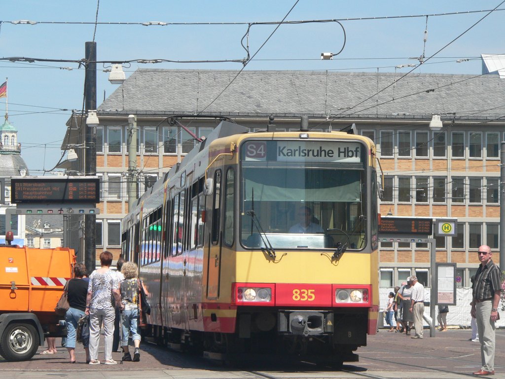 S4 nach Karlsruhe Hauptbahnhof, hier am Marktplatz. 20.7.2010