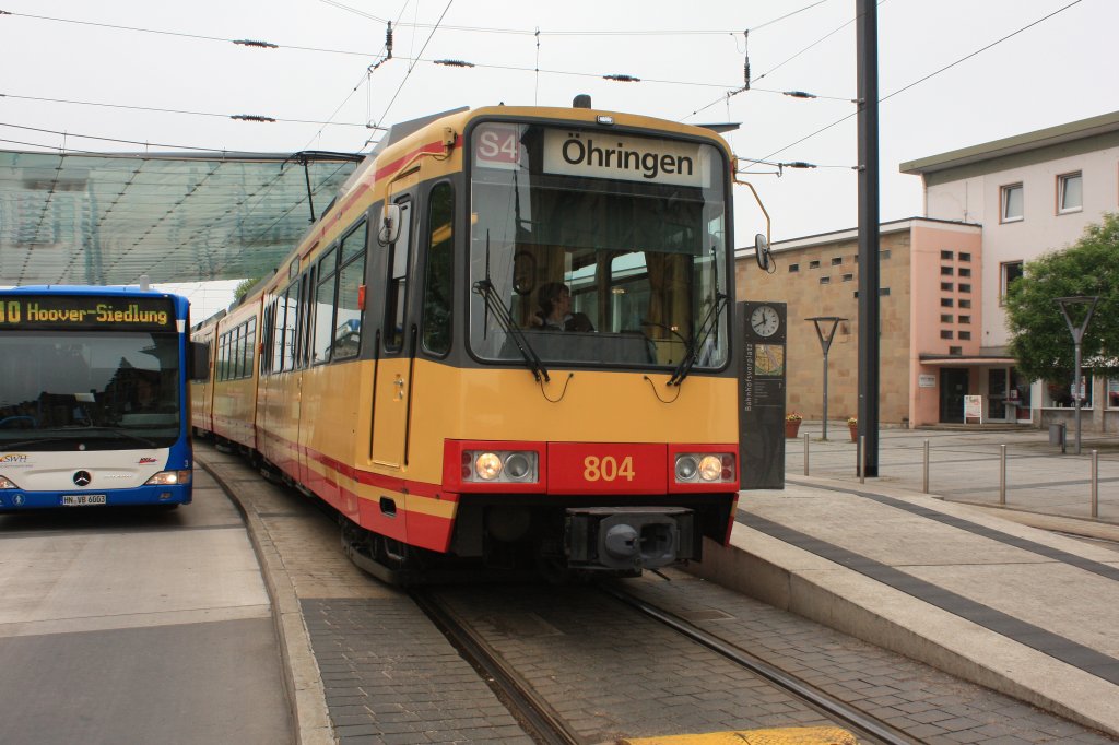 S4 nach hringen mit der Nummer 804 von der Albtal Verkehrsgesellschaft in Karlsruhe AVG wird sich gleich (mit mir) auf den Weg nach hringen machen. Das Bild entstand am 28.4.2011.