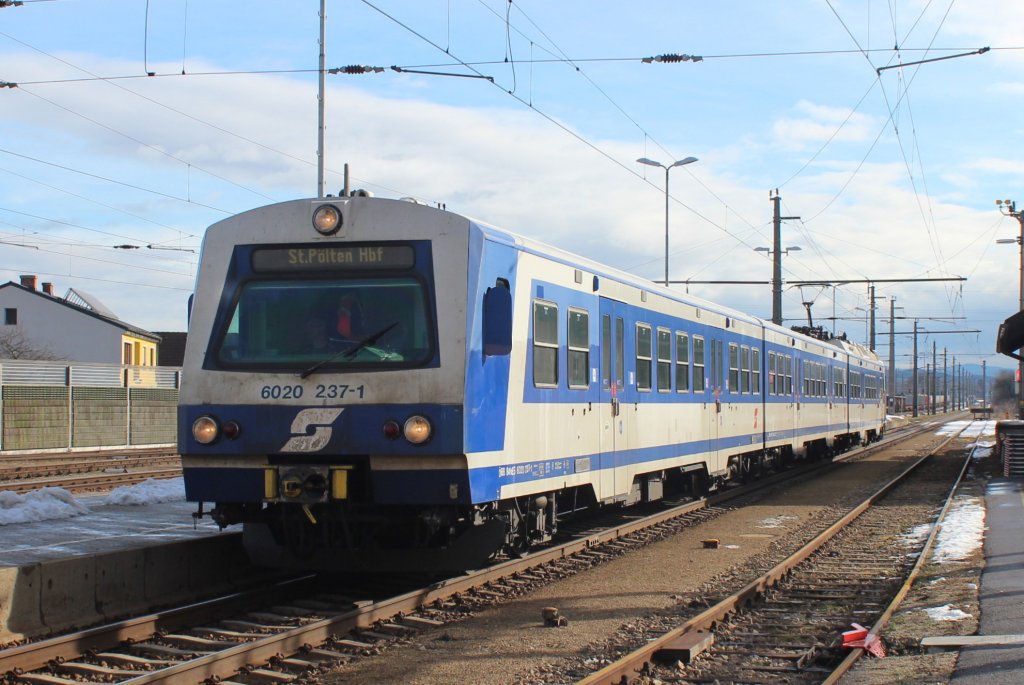 S40 21022 von Wien Franz Josefsbahnhof (Wf) nach Sankt Plten Hauptbahnhof (Pb) hier in Moosbierbaum-Heiligeneich (Mos) als 4020 mit der Ganitur 37; am 30.01.2013