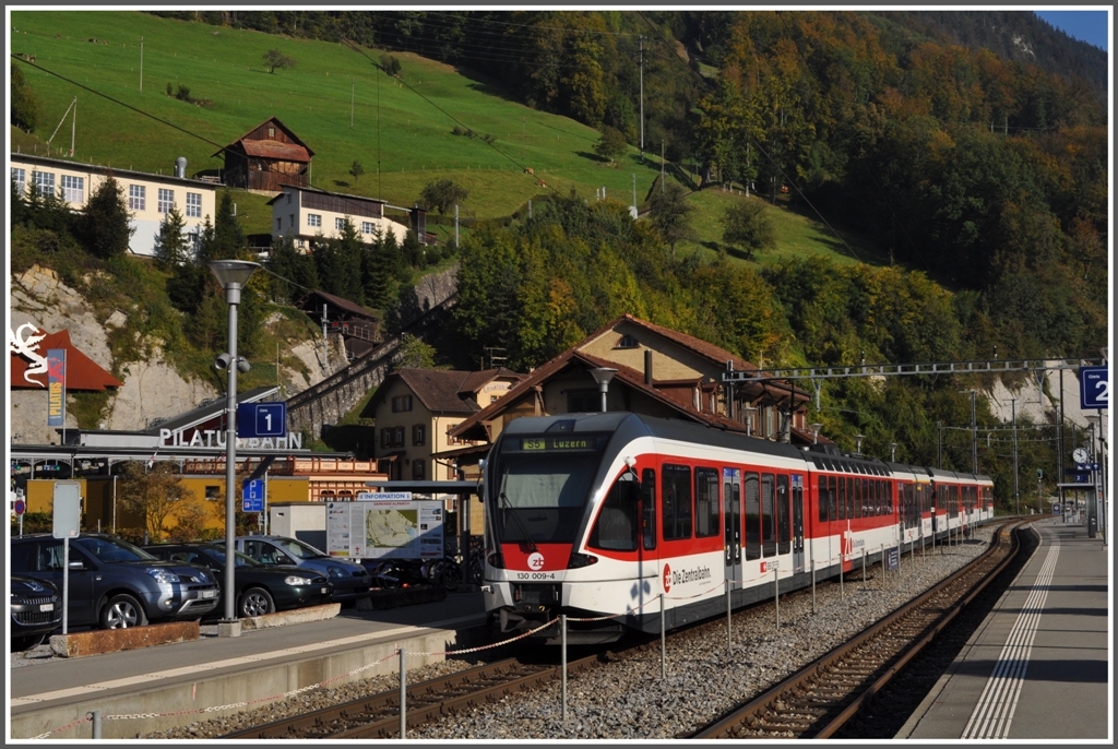 S5 nach Luzern mit ABe 130 009-4 und Zusatzpaket bringt Passagiere nach Alpnachstad, die entweder auf die Pilatusbahn (links hinten), oder auf das Schiff umsteigen. (04.10.2011)