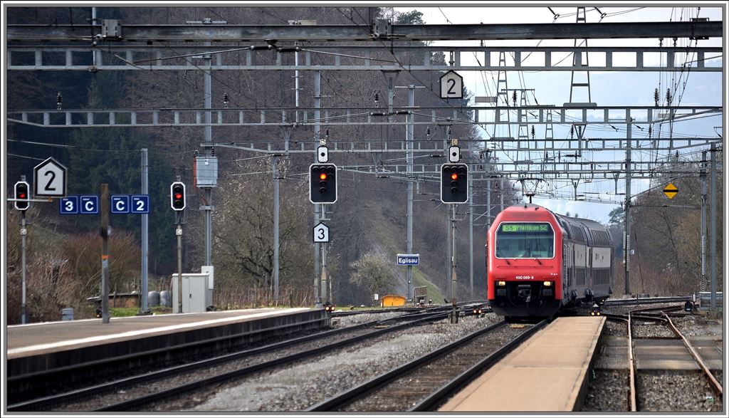 S5 nach Pfffikon SZ mit RE450 089-8 in Eglisau. (08.03.2013)