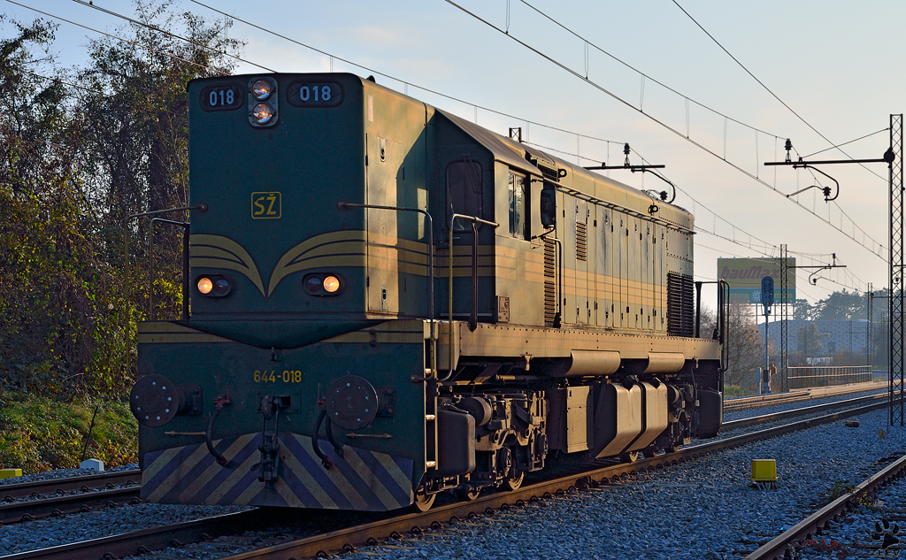 S644-018 fhrt als Lokzug durch Maribor-Tabor Richtung Studenci Bahnhof. /15.11.2012