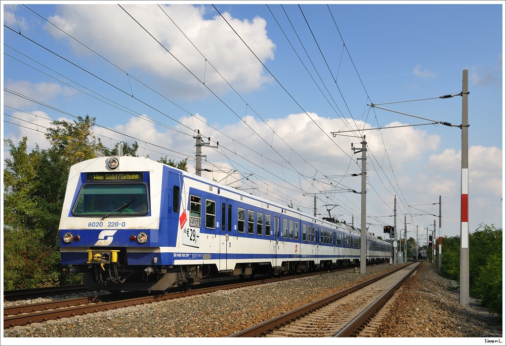 S7 (Flughafen Wien - Wien Floridsdorf); hier kurz nach Wien Kaiserebersdorf, 8.10.2010.