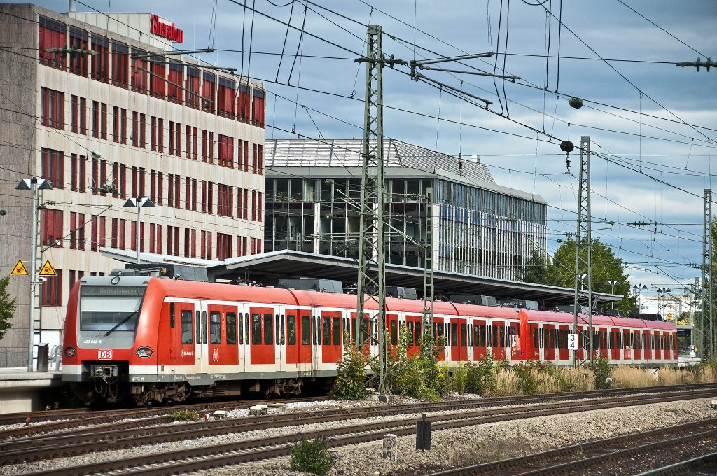 S7 nach Wolfratshausen am 15.08.2010 beim Halt in der Station Heimeranplatz.