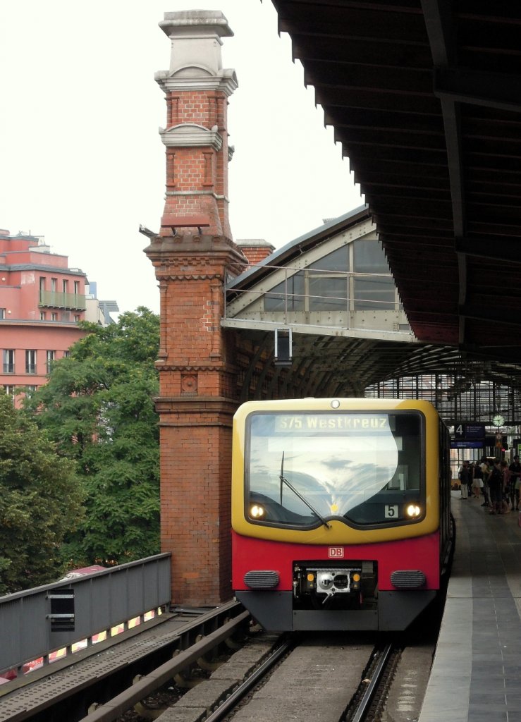 S75 nach Westkreuz: Zug der Berliner S-Bahn in der fast originalgetreu erhaltenen Station  Hackescher Markt , 21.8.2012