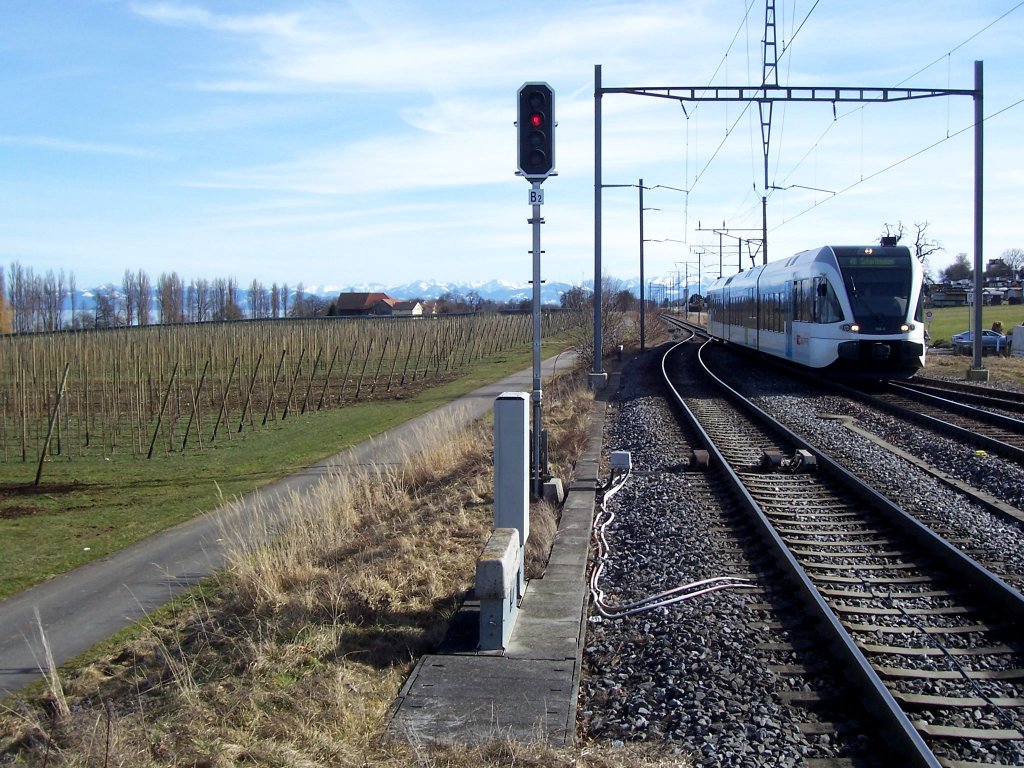 S8 23850 Rorschach - Schaffhausen bei der Einfahrt in die Haltestelle Altnau, 27.02.2010.