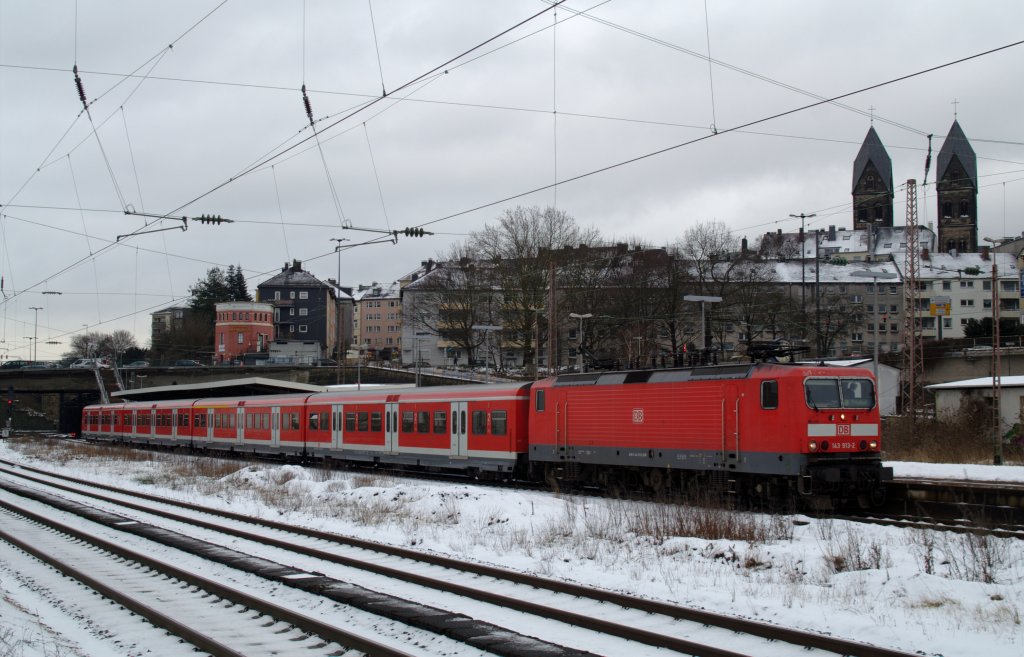 S8 nach Mnchengladbach gezogen von 143 913-2 unmittelbar vor der Abfahrt aus Wuppertal Steinbeck. 28.01.2010