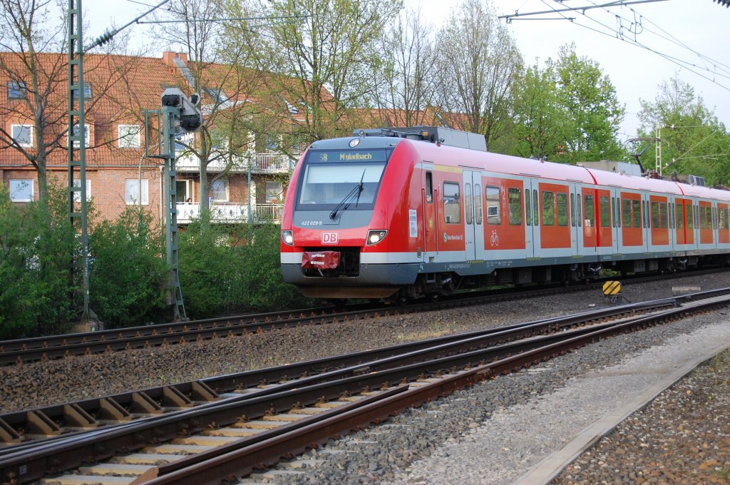 S8 Triebzug 422 029-9 bei der Ausfahrt aus Korschenboich nach Mnchengladbach.
Mittwoch 28.4.2010