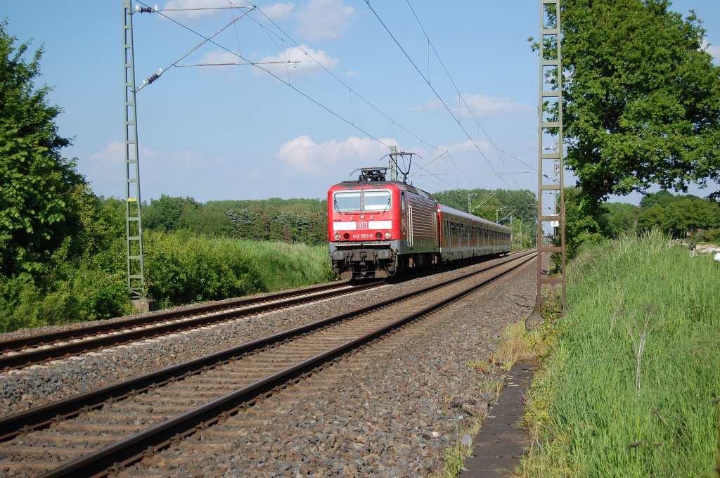 S8 Zug gezogen von 143 553-6 am 23.5.2010 zwischen Korschenbroich und Kleinenbroich.