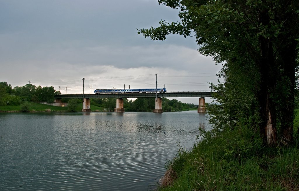S80 rollt gem�tlich �ber die neue Donau, Richtung Wien Hausfeldstra�e. Die Aufnahme entstand am 07.05.2010. 