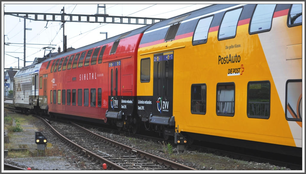 S9 18940 Uster - Zug in Uster. Diese 450er Komposition macht Werbung fr die verschiedenen Verkehrstrger des Zrcher Verkehrverbundes und zwar auf jeder Seite verschieden. 3.Wagen = Sihltalbahn. (28.04.2011)