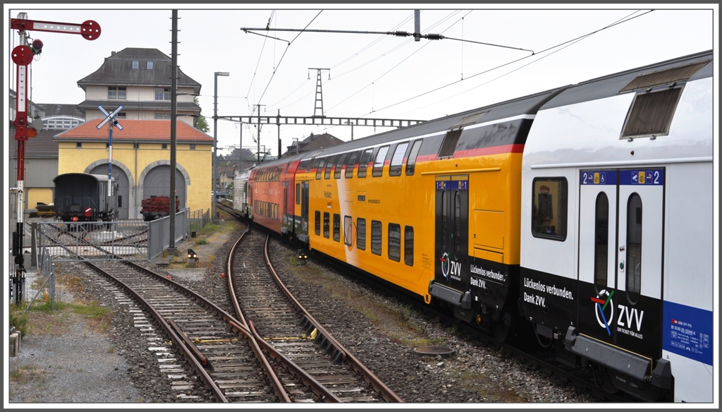 S9 18940 Uster - Zug in Uster. Diese 450er Komposition macht Werbung fr die verschiedenen Verkehrstrger des Zrcher Verkehrverbundes und zwar auf jeder Seite verschieden. 2. Wagen = Postauto Schweiz AG. (28.04.2011)