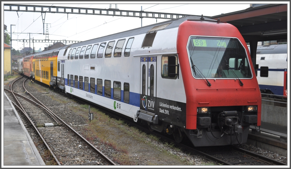 S9 18940 Uster - Zug in Uster. Diese 450er Komposition macht Werbung fr die verschiedenen Verkehrstrger des Zrcher Verkehrverbundes und zwar auf jeder Seite verschieden. Steuerwagen = Glatttalbahn. (28.04.2011)
