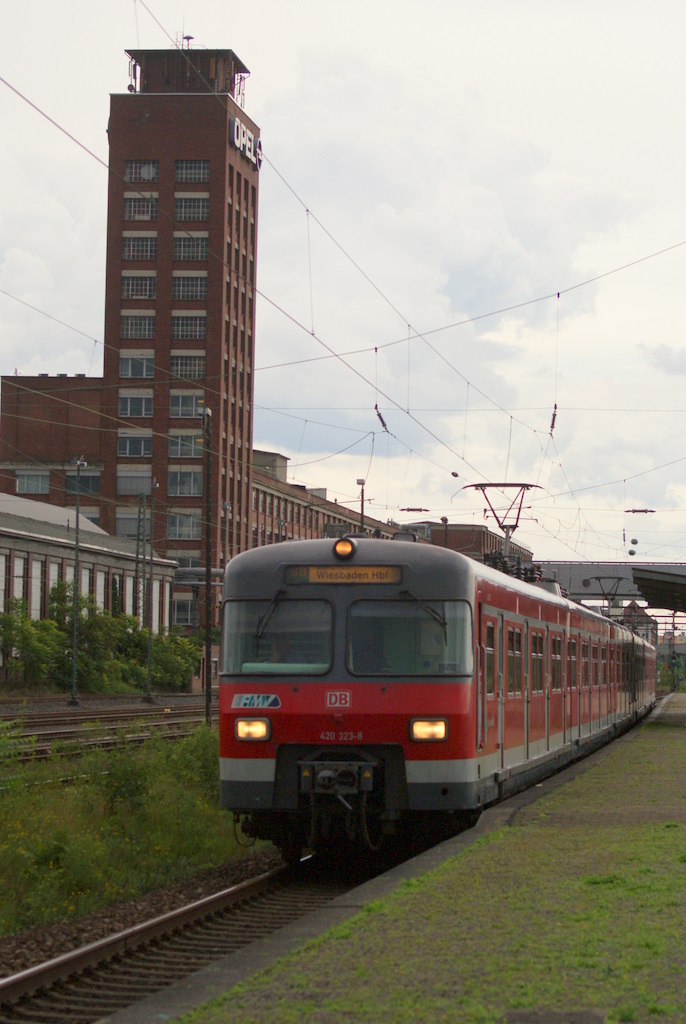 S9 nach Wiesbaden Hbf in Rsselsheim Opelwerk am 06.08.2011
