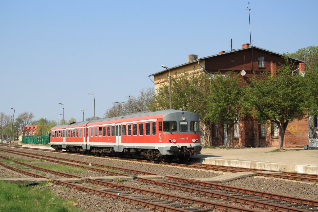 SA 110 03 wartet im Startbahnhof Darłowo auf die Rckfahrt nach Sławno.
Darłowo, 27.04.2011