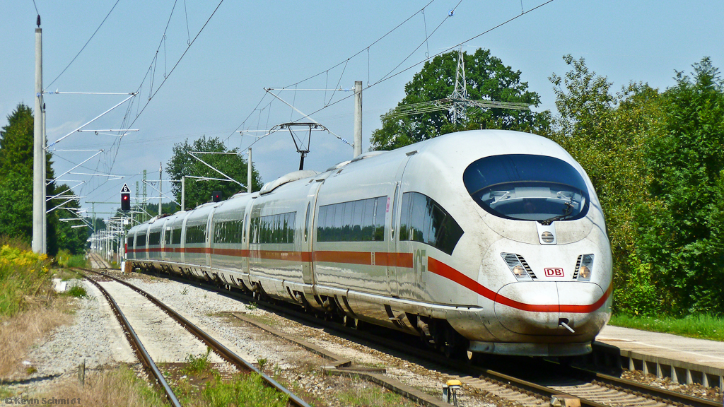 Sa., 20.08.2011 - Tag 9: Einmal mehr brachte uns der nächtliche IC 2021 vom Norden der Republik in den Süden. Hier sind wir bereits an der Karwendelbahn, deren Erkundung wir aufgrund des samstäglichen ICE-Verkehrs auf einen Samstag legten. Hier durchfährt ICE 527 aus Dortmund den Bahnhof Uffing am Staffelsee zur Fahrt nach Garmisch-Partenkirchen.