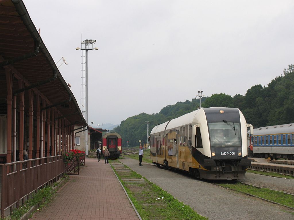 SA134 006 mit Os 25400 Trutnov Hlavn� N�dra��-Jelenia G�ra auf Bahnhof Trutnov Hlavn� N�dra�� am 7-8-2011.