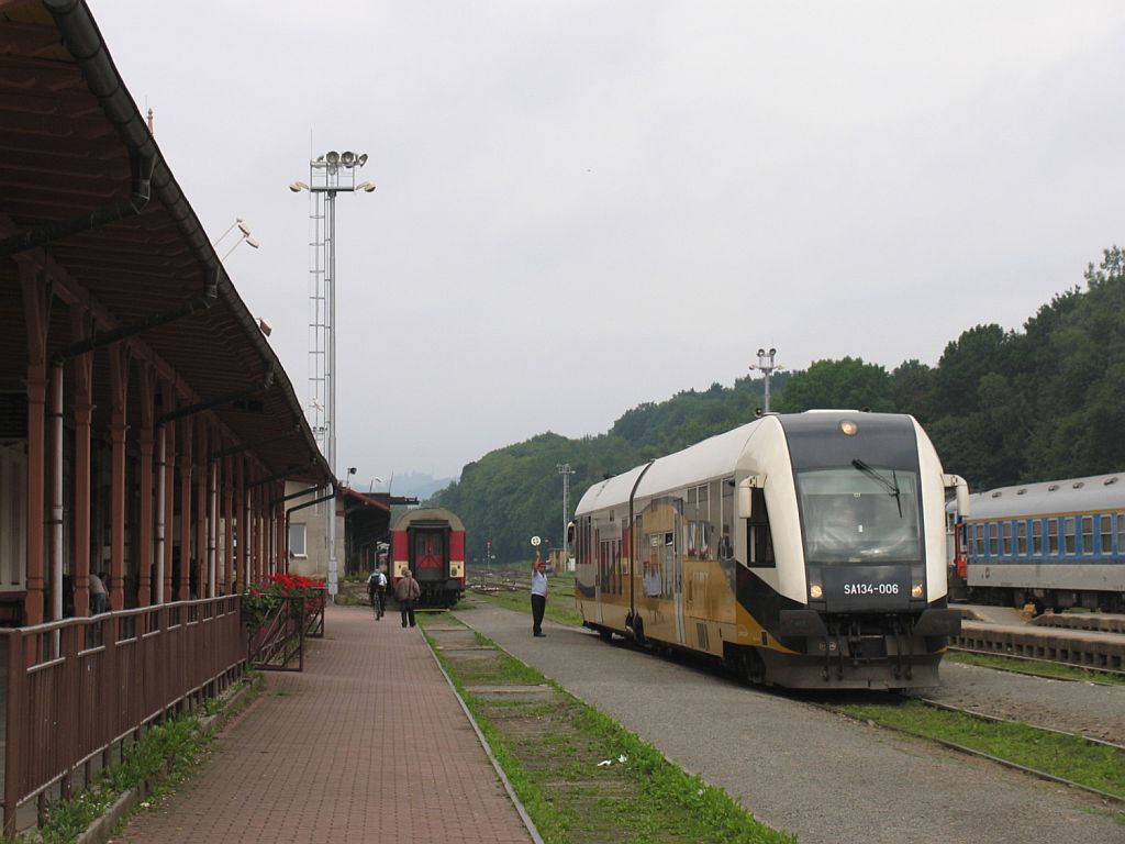 SA134 006 mit Os 25400 Trutnov Hlavn Ndra-Jelenia Gra auf Bahnhof Trutnov Hlavn Ndra am 7-8-2011.