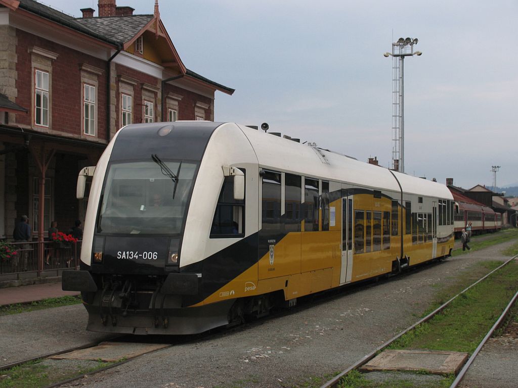 SA134 006 mit Os 25401 Jelenia G�ra-Trutnov Hlavn� N�dra�� auf Bahnhof Trutnov Hlavn� N�dra�� am 6-8-2011.