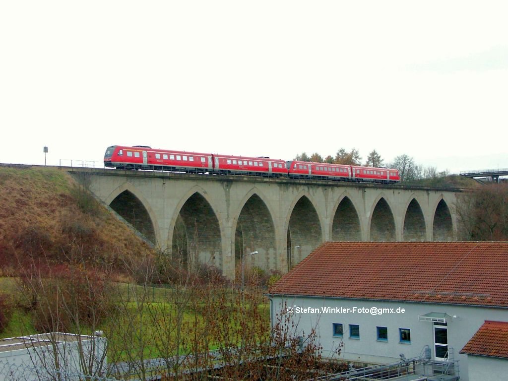 Saaleviadukt in Unterkotzau bei Hof, November 2009. Eine Doppelgarnitur BR 612 berquert gerade die Brcke....