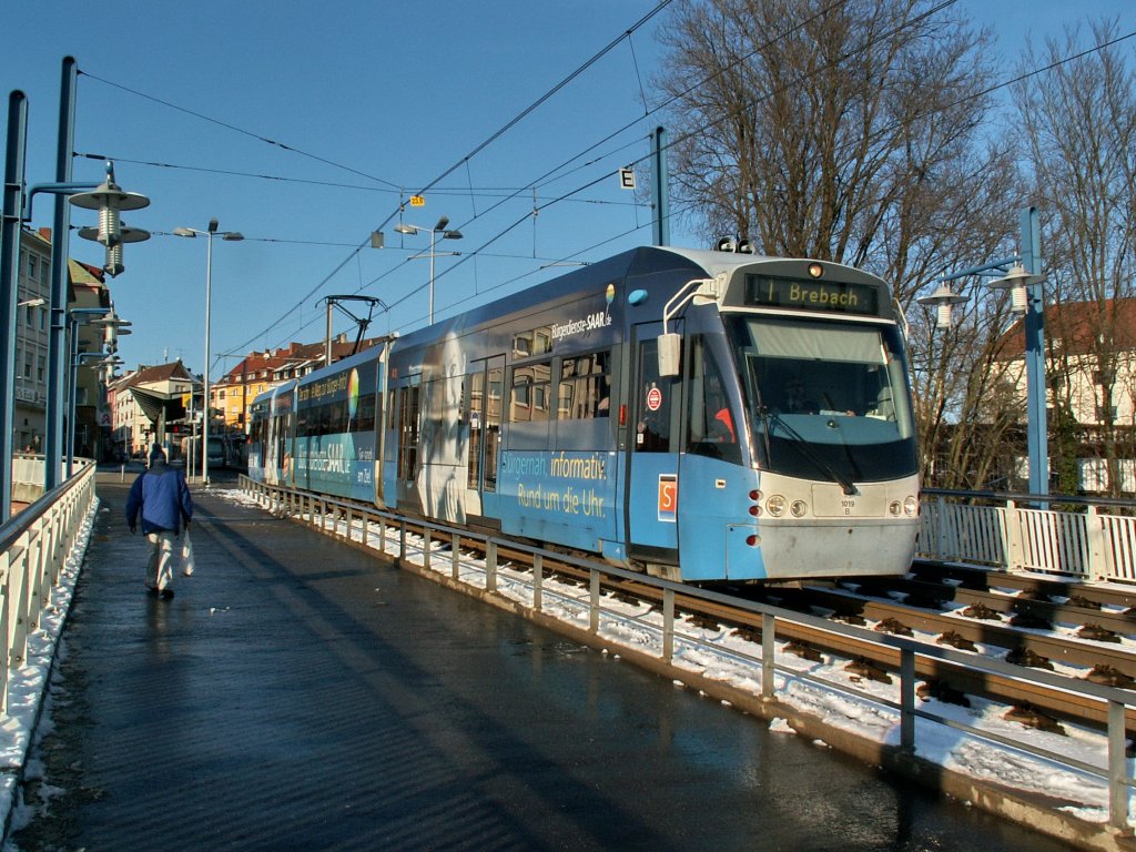 Saarbahn 1019 am 8.12.12 an der Haltestelle Cottbuser Platz.