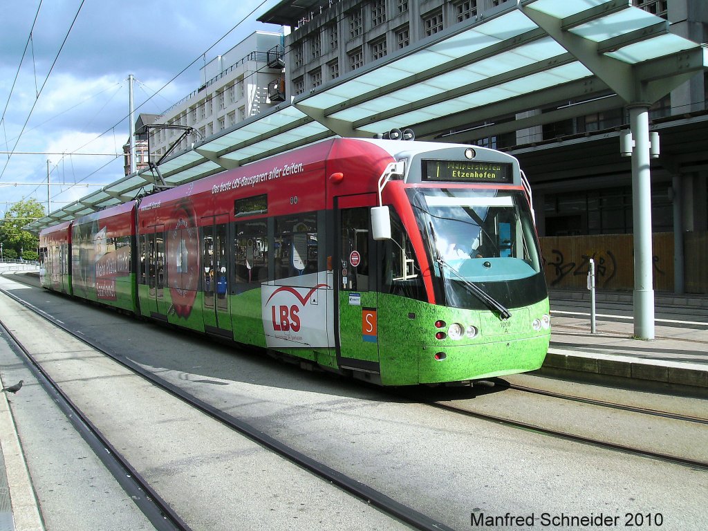 Saarbahn an der Haltestelle Saarbrcken Hauptbahnhof. Die Aufnahme des Foto war am 25.07.2010.