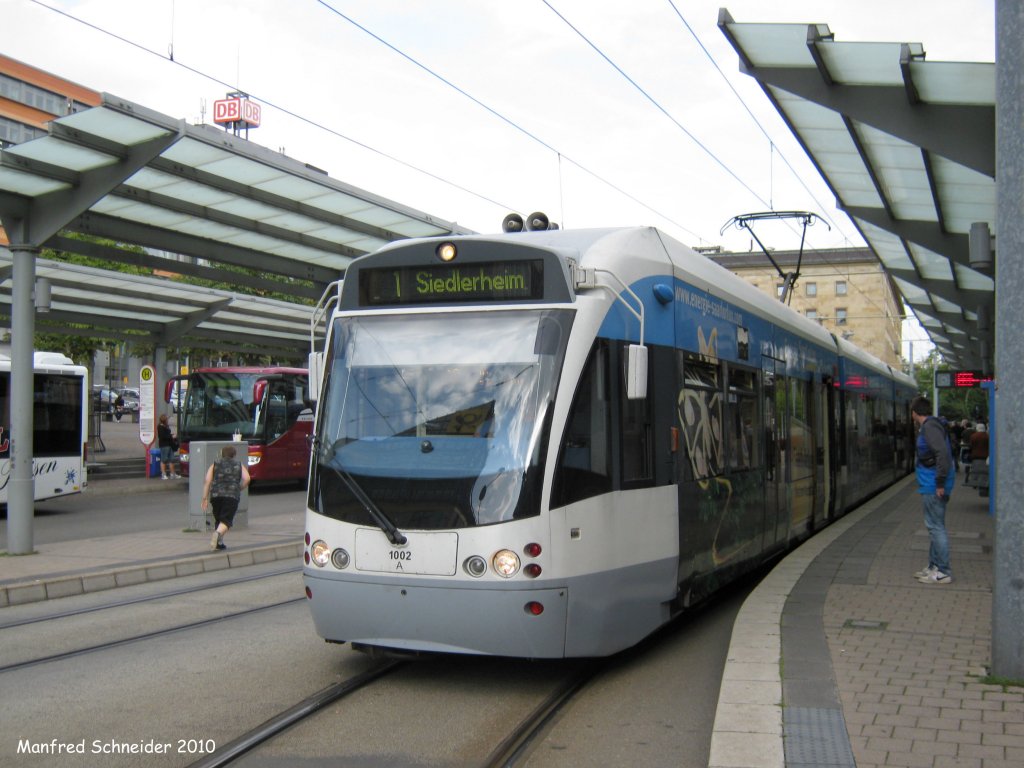 Saarbahn an der Haltestelle Saarbr�cken Hauptbahnhof. Die Aufnahme des Foto war am 04.09.2010.