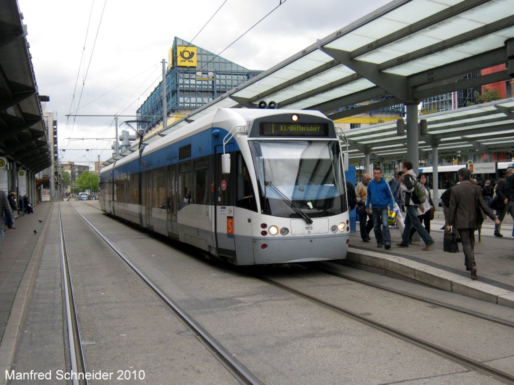 Saarbahn an der Haltestelle Saarbr�cken-Hauptbahnhof. Die Aufnahme des Foto war am 16.09.2010.Das �berqueren der Gleise ist erlaubt.