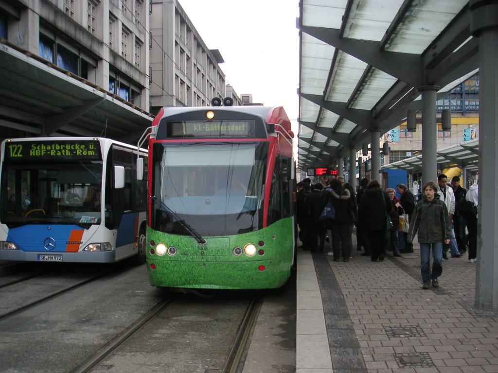 Saarbahn und Bus an der Haltestelle in Saarbrcken am Hauptbahnhof. Die Aufnahme des Fotos war am 04.02.2010.