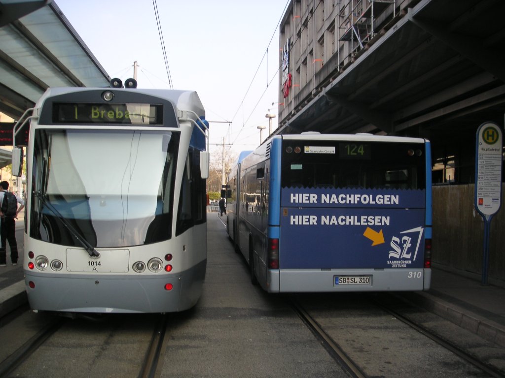 Saarbahn und Bus an der Haltestelle Saarbrcken-Hauptbahnhof. Dieses Foto habe ich am 19.04.2010 gemacht.Das Betreten der Gleise ist erlaubt, da die Fahrzeuge in entgegengesetzte Richtung fahren.






















