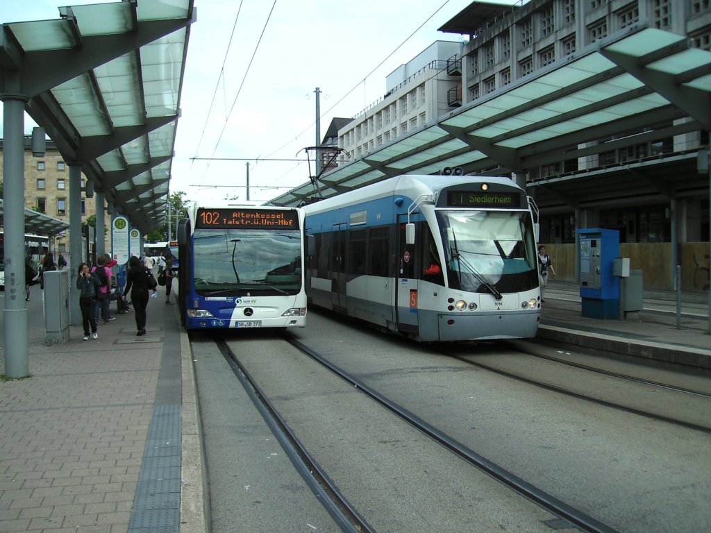 Saarbahn und Bus. Die Aufnahme war am 21.06.2010.Das Betreten der Gleise ist erlaubt. 