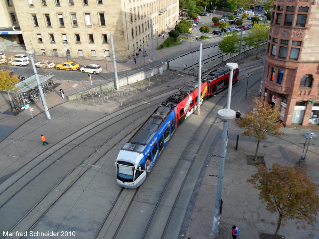 Saarbahn fhrt Haltestelle Hauptbahnhof an. Das Foto habe ich am 27.10.2010 gemacht.