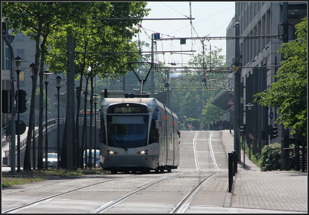 Saarbahn im Gegenlicht - 

Die Saarbahnwagen auf der Fahrt in Richtung Norden hat die Abfahrtsrampe vom Saarbrückener Hauptbahnhof verlassen und wird bald die Station Trierer Straße erreichen. 

28.05.2011 (M) 