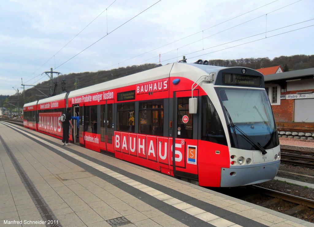 Saarbahn mit neuer Bauhaus Werbung in Saarbrcken-Brebach.Das Foto habe ich am 05.04.2011 gemacht.