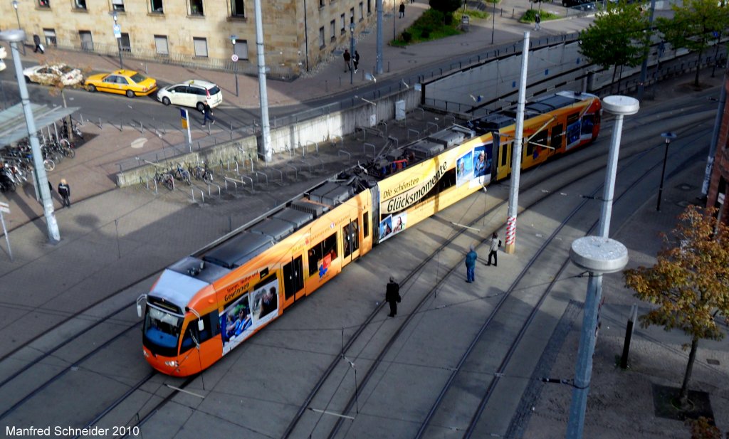 Saarbahn mit Werbung fhrt die Haltestelle Saarbrcken Hauptbahnhof an. Das Foto habe ich am 27.10.2010 gemacht.