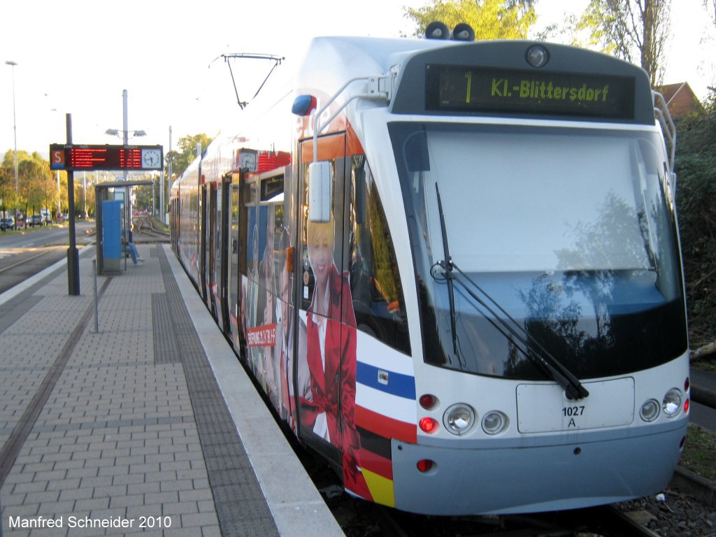 Saarbahn mit Werbung fr die Europa Gallerie an der Haltestelle Saarbrcken Siedlerheim. Das Foto habe ich am 11.10.2010 gemacht.
