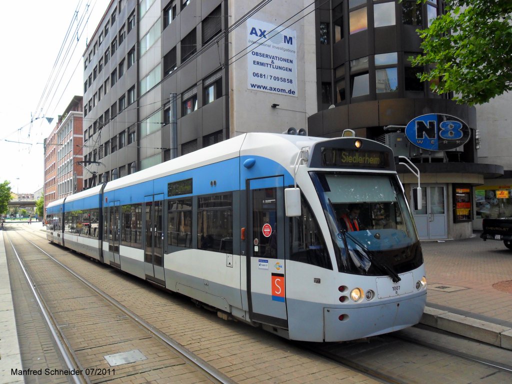 Saarbahn  in der Saarbrcker Triererstrae. Das Foto habe ich am 10.07.2011 gemacht.Das Betreten der Gleise an dieser Stelle ist erlaubt.