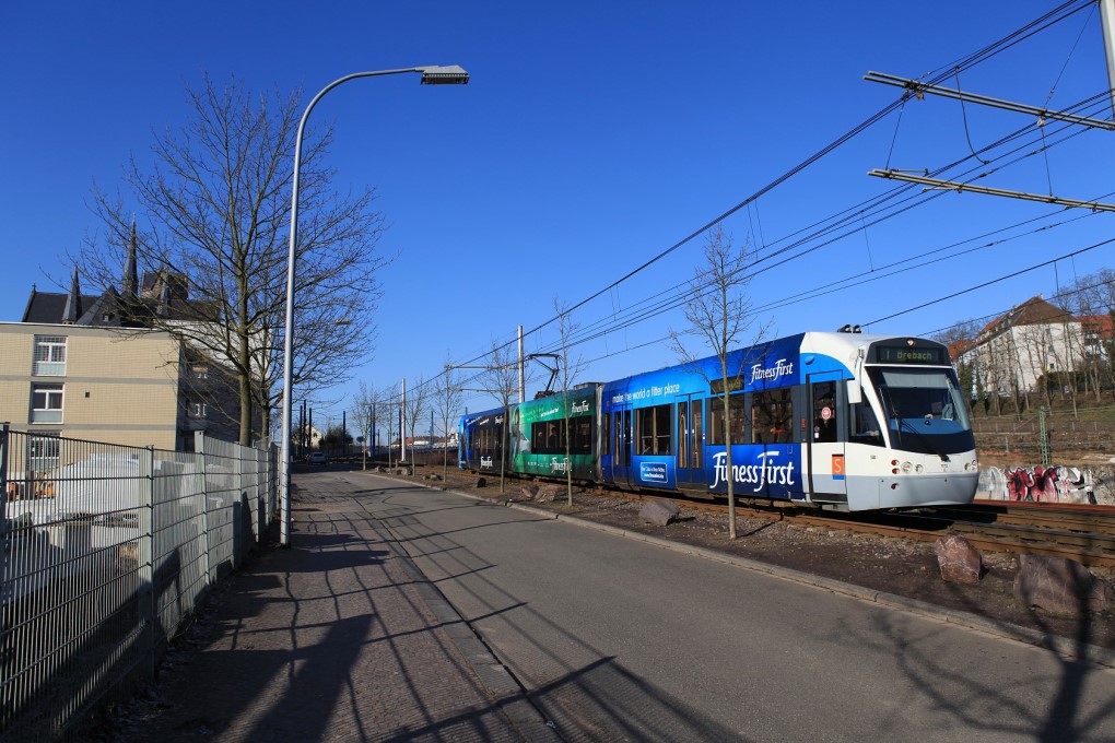 Saarbahn Tw 1012 in der Frankenstrae kurz vor Erreichen des Hauptbahnhofs, 20.02.2012.