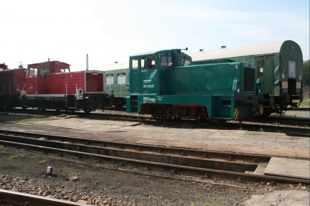 Sachsentrans-Rangierlok 311 696 und DB 312 183 beim Tag der offenen Tr im BW Glauchau.01.05.10.