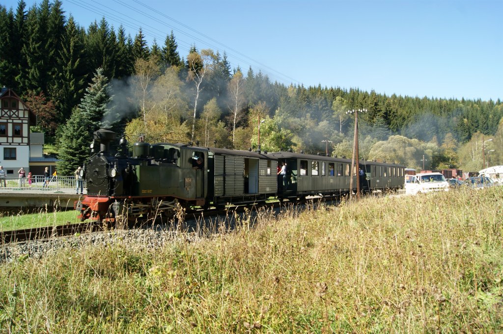 Schsische 1K fhrt aus dem Bahnhof Schlssel aus. Prenitztalbahn 01.10.2011