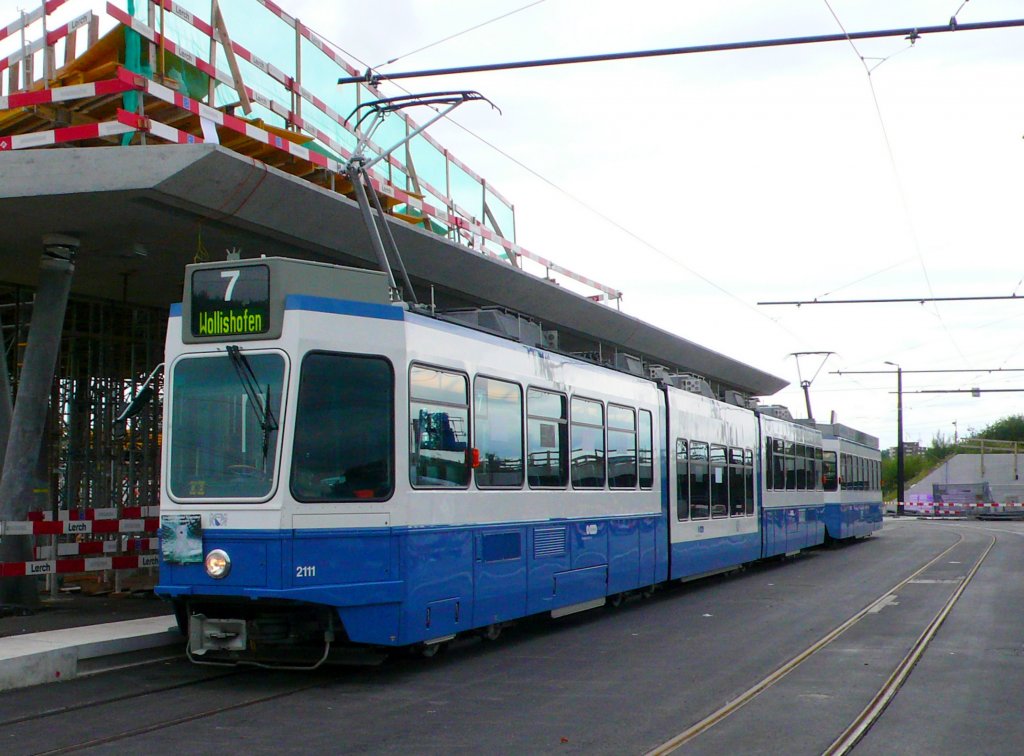 Snfte Be 4/8 2111 mit Pony Be 2/4 2421 auf der neu gestaltete Bahnhofplatz Stettbach (wegen Anschluss Glattalbahn Linie 12) am 28.08.10.