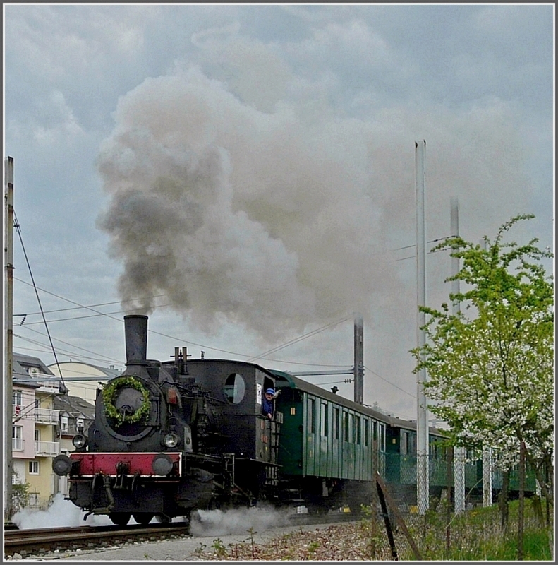 Saisonerffnung am 01.05.10 bei der Museumsbahn Train 1900. Die ersten Rauchzeichen fr dieses Jahr schickte die ebenfalls mit einem Maikranz verzierte AL-T3 6114 in den wolkenverhangenen Himmel beim Verlassen des Bahnhofs Ptange in Richtung Fond de Gras. (Jeanny)