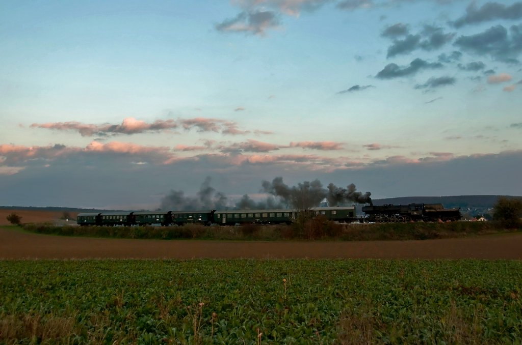 Saisonfinale des  NostalgieExpress Leiser Berge  am 26.110.2010. Die Sonne war bereits hinter einer Wolkenbank verschwunden, als REX 7399 kurz vor Wrnitz-Hetzmannsdorf abgelichtet werden konnte. 