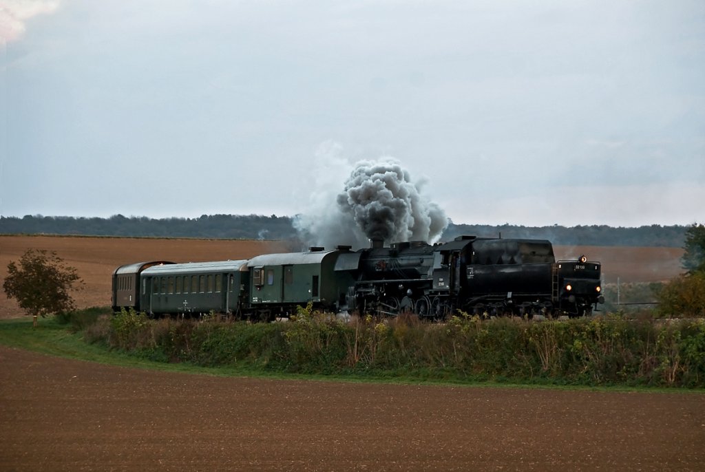 Saisonfinale des  NostalgieExpress Leiser Berge  am 26.110.2010. Die Sonne war bereits hinter einer Wolkenbank verschwunden, als REX 7399 kurz vor Wrnitz-Hetzmannsdorf abgelichtet werden konnte. 