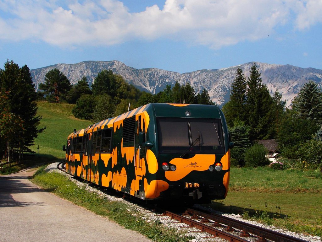Salamander Triebzug verlsst den Bahnhof Puchberg am Schneeberg in Richtung Hochschneeberg. 04.08.2013.