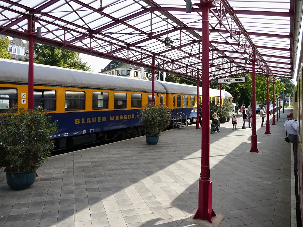 Salongwagen auf einem toten Gleis am Bahnhof Krefeld Nord (aus dem Schluff aufgenommen, 5.9.2010).